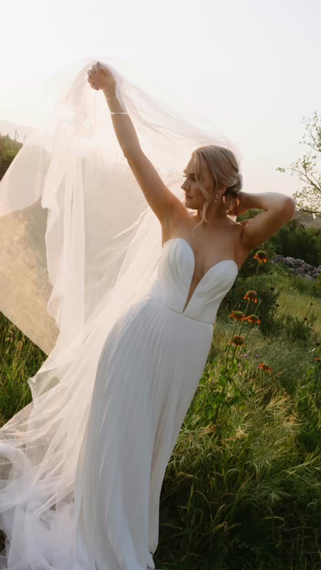 Dear Bride.
You will never feel like this again.
So dance. Eat. Hug everyone. Stay present.
FEEL EVERYTHING ✨
#oliverock
#outdoorwedding
#fairytale
#riverwedding
#octoberwedding
@isleoflight_visualpoetry
@visualartistry_mua
@dj_husky_dan
@arumlilylogcabins
@didi_couture_official
@olive_rock_venue