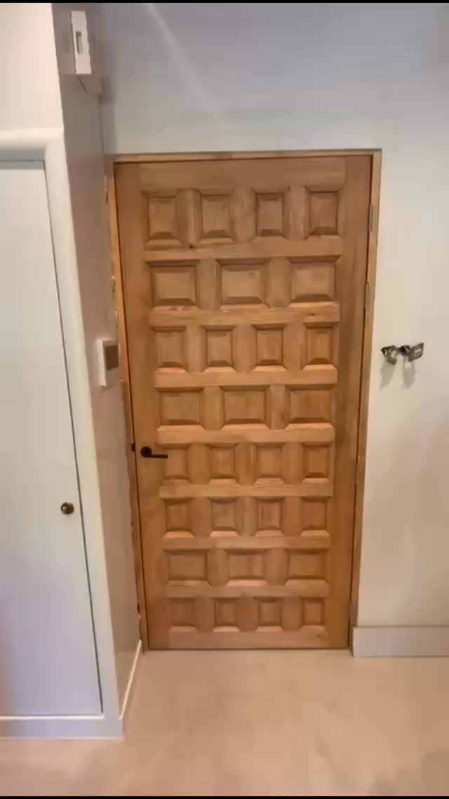 Een prachtig project opgeleverd! Alles in vakantiesfeer Ibiza ☀️. Hier de hal met entree en de toilet beg.gr. Alle wanden in de toilet en alle vloeren gedaan met Mortex Betonstuc in lichte kleur. Echt fantastisch geworden 🙏🏽