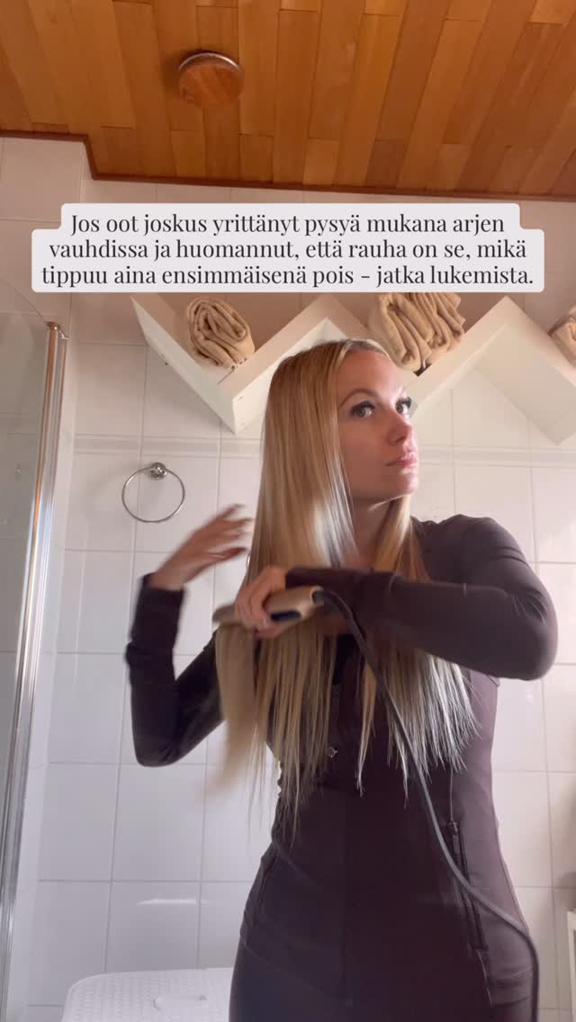 Se ei katoa siksi, ettet osaisi pysähtyä.⠀
Vaan siksi, että yhteiskuntamme on opettanut mieltä ja kehoa lähinnä selviytymään, ei lepäämään.⠀
⠀
Meille on opetettu, että pitää olla nopea, tehokas ja mukana kaikessa – muuten jää jälkeen.⠀
Silloin palauttaviin hetkiin panostaminen saattaa tuntua ”turhanpäiväiseltä”, vaikka juuri niissä elämä asettuu kohdilleen.⠀
⠀
Nimittäin ilman niitä palauttavia hetkiä elämästä katoaa helposti kepeys, ilo ja kiitolliset fiilikset.⠀
⠀
Ne puoli vahingossa painuu kaikkien velvollisuuksien, puurtamisen ja suorittamisen alle. ⠀
⠀
Ja sitten ihmetellään, että: ”Tätäkö tämä elämä oikeasti on”.⠀
⠀
Mutta halusin vaan tulla muistuttumaan, että ne kepeys, ilo ja kiitolliset fiilikset eivät ole kadonneet sinusta.⠀
⠀
Ne odottavat vaan, että muistat tehdä tilaa niille 🧡⠀
⠀
#palautuminen #henkinenhyvinvoini #mielenhyvinvointi #jaksaminen #henkinenkasvu