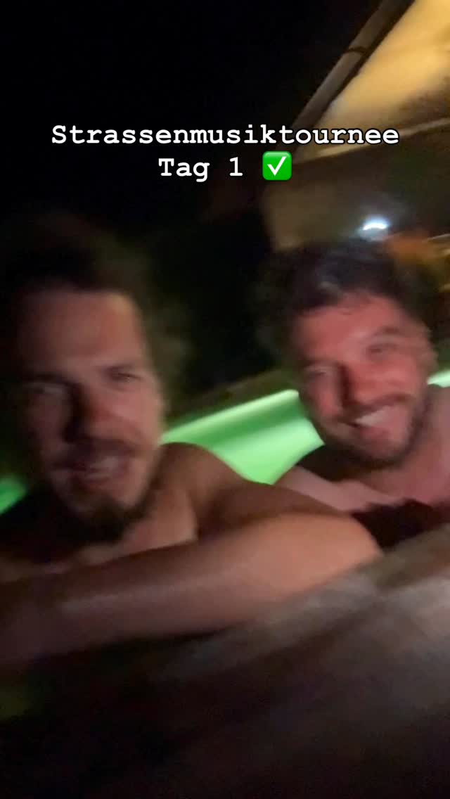 Tag 1 ✅ Nach einem richtig geilen Start in Graz mit @christian_stani von @alle_achtung, einer Abkühlung im @freibad.fuerstenfeld mit @ameliysingt und einem Prosecco-Damen-Spitzerl in Neufeld mit @die_mayerin, geht ein wundervoller erster von 4 weiteren Tagen auf Straßenmusiktournee zu Ende. 😊
Danke an alle Radiostationen und Zeitungen, die über unser verrücktes Vorhaben berichtet haben:
@antennesteiermark
@orfsteiermark
@radio.flamingo
@kleinezeitung
@kronen.zeitung
@heute.at
Morgen in der Früh gibt‘s unseren ersten Vlog 😉
#austropop #straßenmusik #musikausösterreich