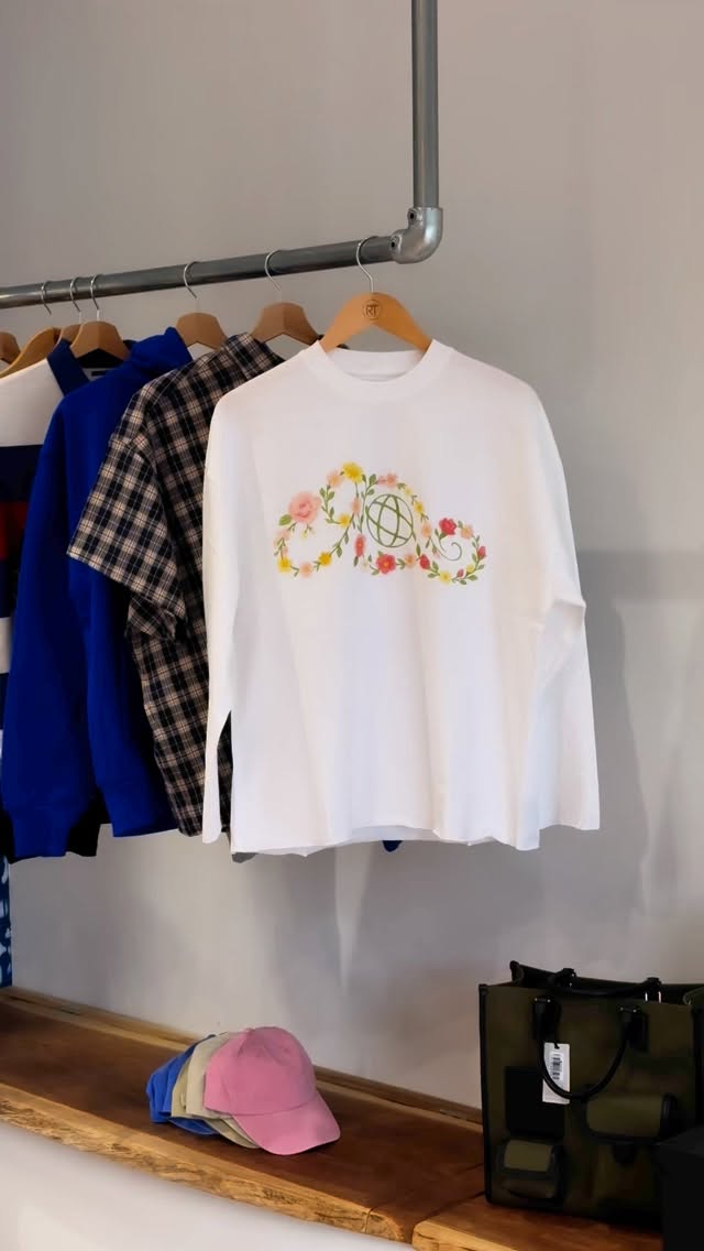 On a pris des long sleeves blancs… et on les a transformés en pièces uniques ✂️
Impression + découpes pour un rendu crop, merci @nuevemundo
T-shirt made in Portugal, 240g
100% organic cotton
#streetwear #streetweartshirt #rennes #impressiontextile #custom