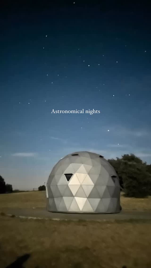 These last few nights observing the stars. What a marvelous spectacle the ballet of the stars before our eyes...and this little Provençal fox in the heart of the night 🪐🦊
@centre_astro
#Inspiration #summernight #night #astronomy #summer25 #familytime #instaastro #nadegemarneffeart