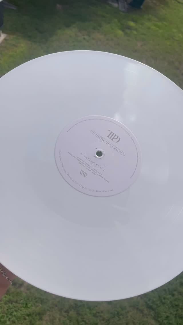 🎶 It feels like the perfect night (time)…
…to share my most recent @taylorswift ‘I hate it here’ vinyl, specially designed for The Secret Garden verse. 🌸🌼
Between us, I’m still obsessed with the key I made. 👀 Thank you to @bookish_hf for falling in love with my vinyls at the Zoo this past year, I love creating so many things but musing art, with vinyl AND taytay….top tier. 🩵
This creation was such a joy, our showgirl makes it too easy to craft to her vivid lyrics. 🥹
#vinylart #ttpd #resin