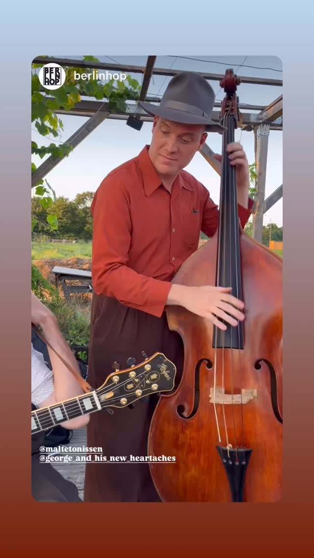 Slappin‘ on “Who’s Sorry Now?“, George & his New Heartaches at Stadtacker Berlin.
#George&hisnewheartaches #berlinhop #stadtacker #slapdoublebass #westernswing #swingdance #doublebass #1930s #1940s #vintagefashion, #slapbass #gutstrings #music #bass #jazz #dance