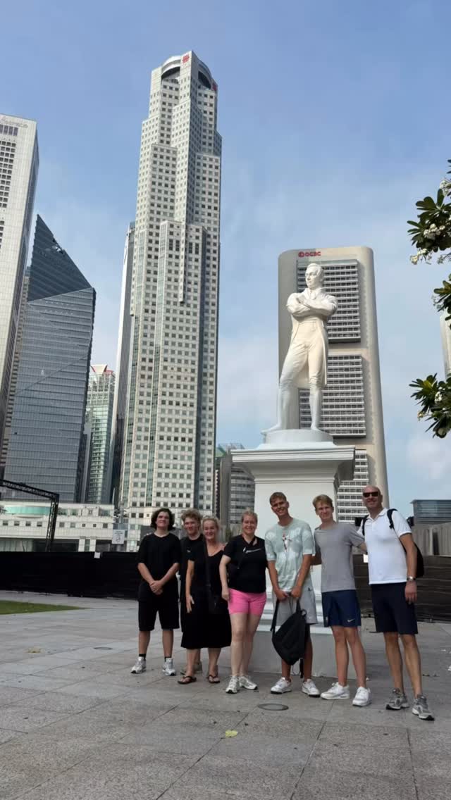 A great way to explore Singapore downtown in 4 hours! Starts with the histroy of modern Singapore at Civic District, visit the Merlion Park before heading into the ethnic quarters - Chinatown and Kampong Glam. This tour includes visiting the oldest temple in Singapore and learn about the early chinese immigrants - multi cultural, religion and racial harmony Singapore. Find out more at www.cityscoot.com.sg #biketour #guidedtour #visitsingapore #exploresingapore #toursg #cityscoot