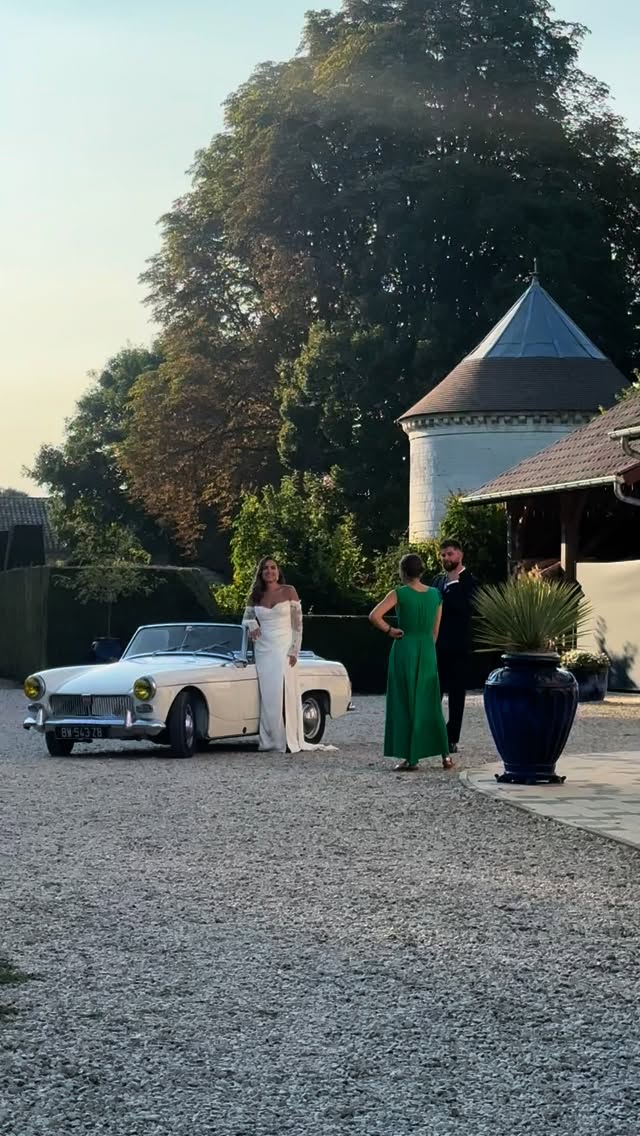 Marion & Jordan
________
Je me souviens de nos longs échanges autour du feu dans l’asado argentin de Quentin lors d’une soirée automnale.
Où nous avons passé des heures, à refaire le monde sous le kiosque.
Nous avons la chance d’accueillir des couples adorables, depuis le début de la saison : que de belles rencontres, d’échanges profonds, de beaux moments de partages.
Une richesse infinie pour nous !
Marion a pensé une configuration inédite pour notre orangerie : succès garanti en storie !
Je suis sûre qu’elle fera des petits 😉
Merci à tous les 2 pour ce fabuleux week-end que vous avez offert au domaine.
Merci pour votre belle énergie, pour votre respect et l’amour que vous dégagez.
Nous sommes chanceux de vous connaître 🫶🏻
📷 @baptiste_davaud
🎥 @nell_davaud
🪻@osecretdesroses_fleuriste
🎞️ @vipboxfr
🚘 @historic_bourgogne_rent21
🎶@djmedhy_k
👨🍳 @tentationtraiteur
.
.
.
.
#domainedevaugency #lieuécoresponsable #lieuderéception #weddinginchampagne #lieudereceptionmarne #mariage2025 #mariageecoresponsable #mariageenchampagne #mariagenature #lieudereceptionchampagne