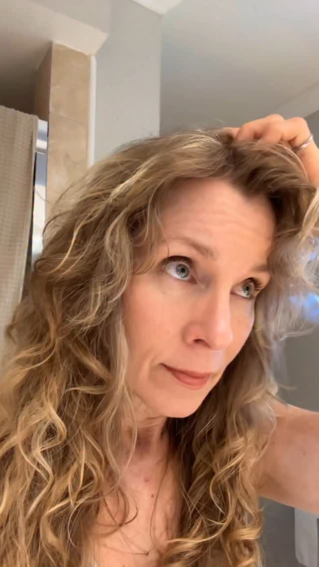 🛢️oily scalp & dry hair? Mediocre results? It’s more common than you think
😒
The scalp & the hair need two totally different products - and until you understand what WILL work best (and why), you’ll keep wasting your $$ getting shitty results 😭🤑
BONUS: hair ingredients that DO help with a healthier scalp! Look for those!
👉 obloom.ca
❓what’s your biggest hair struggle - is it more with your scalp or with your hair?
.
.
#hairtalk #hairblog #healthyhair #frizz #dryhairproblems #dryhair #hairblogger #naturalhair #ecohair #hairproducts #burlon #ontariomade 🇨🇦
