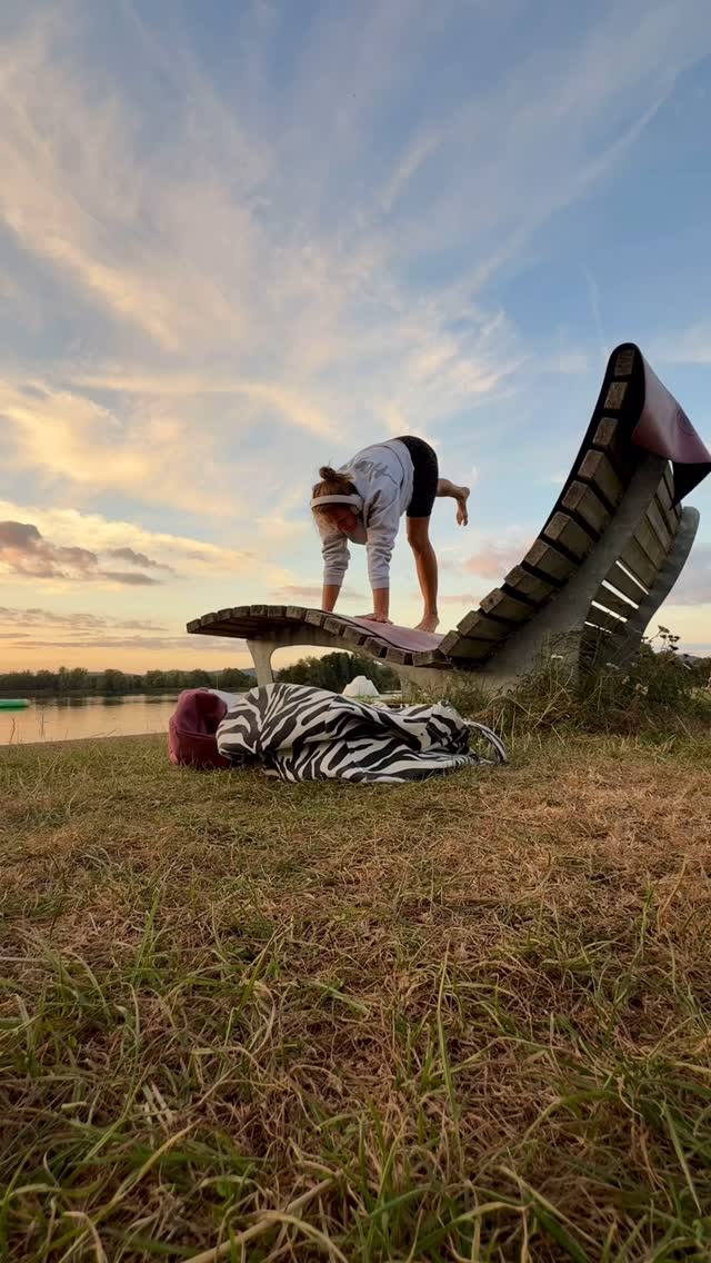 😂Manchmal entstehen die witzigsten Dinge, ohne dass man etwas davon mitbekommt. Den Ton von diesem Video konnte ich einfach nicht entfernen, da er schlichtweg zu witzig ist.
Mir haben scheinbar ein paar Kids beim Yoga zugeschaut. Da ich meist mit Kopfhörern praktiziere, wenn ich in der Öffentlichkeit unterwegs bin, habe ich davon natürlich nichts mitbekommen.
Kopfhörer und Sonnenbrille gehören übrigens zu meiner liebsten Trainingsausrüstung, wenn ich an Orten Yoga mache, an denen noch andere Menschen sind - also im Urlaub oder im Park oder am Badesee zum Beispiel.
Dieses Equipment erlaubt es mir ganz in Ruhe und für mich zu sein, egal wie viele Menschen um mich herum sind. Es gibt mir die nötige Ruhe und hilft bei mir meinen Fokus zu halten - und signalisiert zugleich auch nach außen, dass ich gerade nicht gestört werden möchte in meiner Praxis.
Wenn ich mit dem Yoga fertig bin, lege ich alles ab und dann kommen Kinder und Erwachsene oft neugierig zu mir und stellen Fragen was ich da mache und ob das Yoga ist ... Das finde ich super! Diese beantworte ich dann auch gerne und man führt tolle Gespräche.
Während meiner Praxis bin ich jedoch gerne ungestört, da ich mich sonst zu leicht ablenken lasse.
Wie sieht das bei dir aus? Praktizierst du auch manchmal an öffentlichen Orten? Ist es dir egal, wenn andere dich dabei beobachten oder ansprechen? Wie gehst du damit um? Ich bin gespannt.
Sonnige Grüße
Tanja
Und falls du dich fragst, warum ich den Handstand auf einer Bank gemacht habe, dann kann ich dir sagen, dass das eine gute Frage ist. Sie war halt einfach da. Ich bin ein Spielkind und manchmal sehe ich etwas und denke ‚oh cool, darauf will ich einen Handstand machen‘ und dann mache ich es. Dass das natürlich Blicke auf sich zieht, ist mir auch irgendwie klar. Das ist aber auch nicht schlimm, sondern vollkommen okay. Meine eigentliche Yogapraxis hab ich aber auf der Matte gemacht und am Boden. 😉
#ichliebeyoga #yogaliebe #yogastudio #wetterruhr #yogalehrerin #soulspace #deineyogalehrerin #yoga #handstandlove