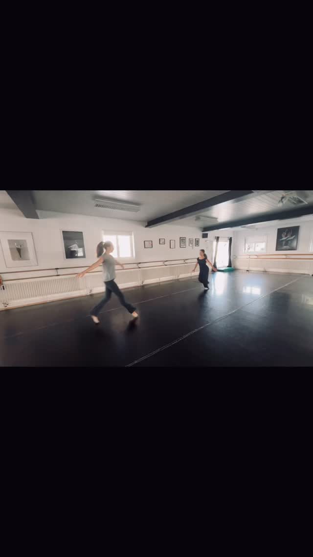 Nachdem wir euch die vier Tänzerinnen der Operette vorgestellt haben, zeigen wir euch heute ein kleines Highlight: ✨
➡️Sneak Peek aus dem Duett von @_helena.dacosta und @nabila.binz
… eines meiner Lieblingsstücke absolut♥️
Nicht verpassen:
• Premiere am Samstag, 18. Oktober - Der Graf von Luxemburg in Möriken