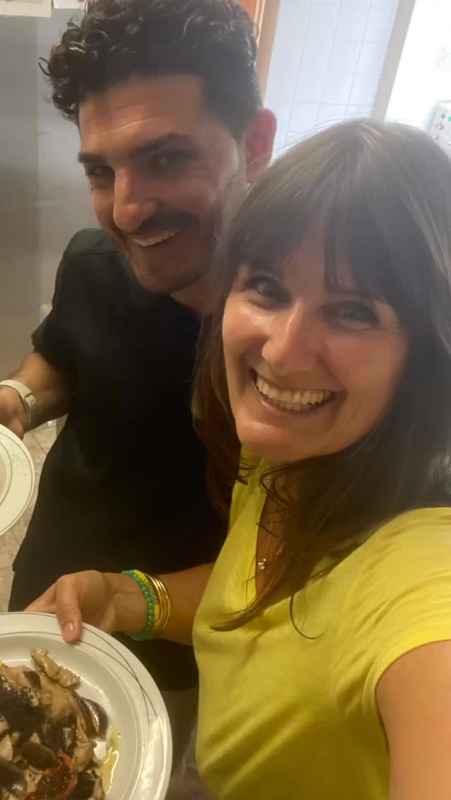 Al dente⊠comme votre image !
Ton image doit ĂȘtre travaillĂ©e avec soin, comme des pĂątes parfaitement cuites!
Hier, un bel Ă©change entre deux passionnĂ©s dâentrepreneuriat autour dâun plat de pĂątes plus que dĂ©licieux.
Nous avons parlĂ© de lâimportance du personal branding : savoir se rĂ©vĂ©ler, oser prendre la lumiĂšre, montrer son authenticitĂ© et sa valeur unique!
đ Merci Ă Vito de Vitalia pour ce moment privilĂ©giĂ© !
Avec ses pĂątes fraĂźches et ses sauces signatures, il transforme vos fĂȘtes privĂ©es ou Ă©vĂ©nements dâentreprise en vĂ©ritables pasta parties conviviales et mĂ©morables.
VoilĂ la magie du BNI : un networking avec lâhumain au centre, oĂč chaque rencontre nous rappelle que la lumiĂšre⊠se partage đ.
PrĂȘt Ă prendre la lumiĂšre ? Redis-moi ! Je suis lĂ pour vous aider sur ce chemin.
đđđđ»đșđŒđšđĄ
Pour ceux qui me dĂ©couvrent⊠je mâappelle Anou, fondatrice dâAnoustyle.
Jâaccompagne les entrepreneurs et dirigeants Ă sublimer leur personal branding et Ă mettre en place des dress codes 2.0 pour rĂ©vĂ©ler lâimage et la cohĂ©sion de leurs Ă©quipes.
#personalbranding #prendrelalumiere