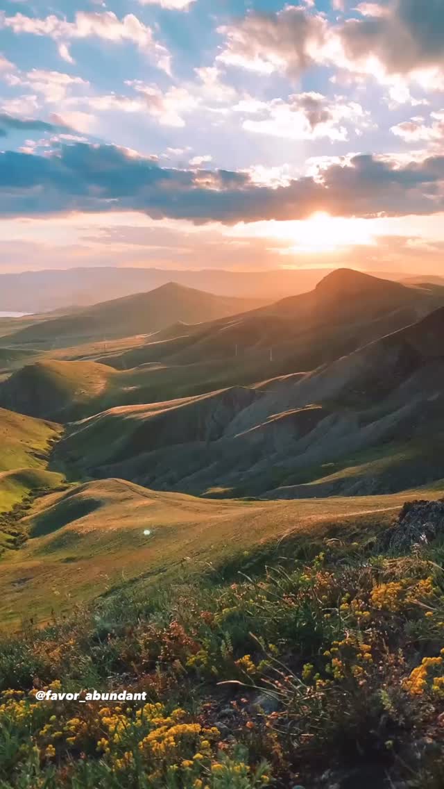 Today let’s say thank you for consistency and faithfulness. It doesn’t matter what time it is , what you’re going through, how far you’ve fallen. GET BACK UP and call on the name Jesus. Know that we still serve a God of signs and wonders and Jesus will take your hand guiding you to a Kingdom life. You just have to call on him. 🙌🏼
~Blessed Sunday~
#Jesus #blessed #grateful #faithful #glory