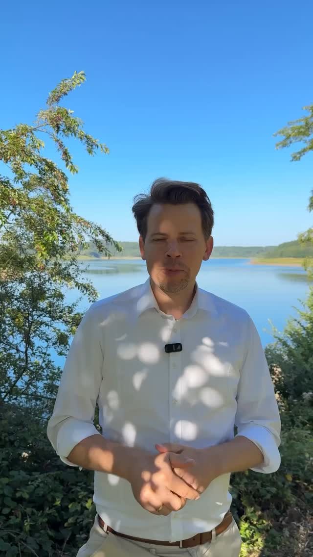 Die Dhünn-Talsperre ist ein Ort, der für mich immer wieder beeindruckend ist. Sie versorgt rund eine Millionen Menschen mit Trinkwasser und ist die zweitgrößte Trinkwassertalsperre Deutschlands. Sie trennt nicht nur den Nord- und den Südkreis, sondern sie verbindet uns auch, weil sie unser aller Lebensgrundlage schützt.
Wenn man hier steht, spürt man sofort: Wasser ist viel mehr als nur ein „Rohstoff“. Es ist Lebensqualität – für Familien, Kinder, für Wanderer und alle, die hier Natur erleben wollen. Dass es mit aqualon eine Ausstellung gibt, die genau das sichtbar macht, ist ein echter Gewinn für unsere Region.
Für mich ist klar: Solche Orte müssen wir bewahren – als Schatzkammer unserer Natur und als wichtiger Teil unserer Heimat.
#Dhünntalsperre #ArnevonBoetticher #NaturErleben #RheinBerg #ZukunftGestalten