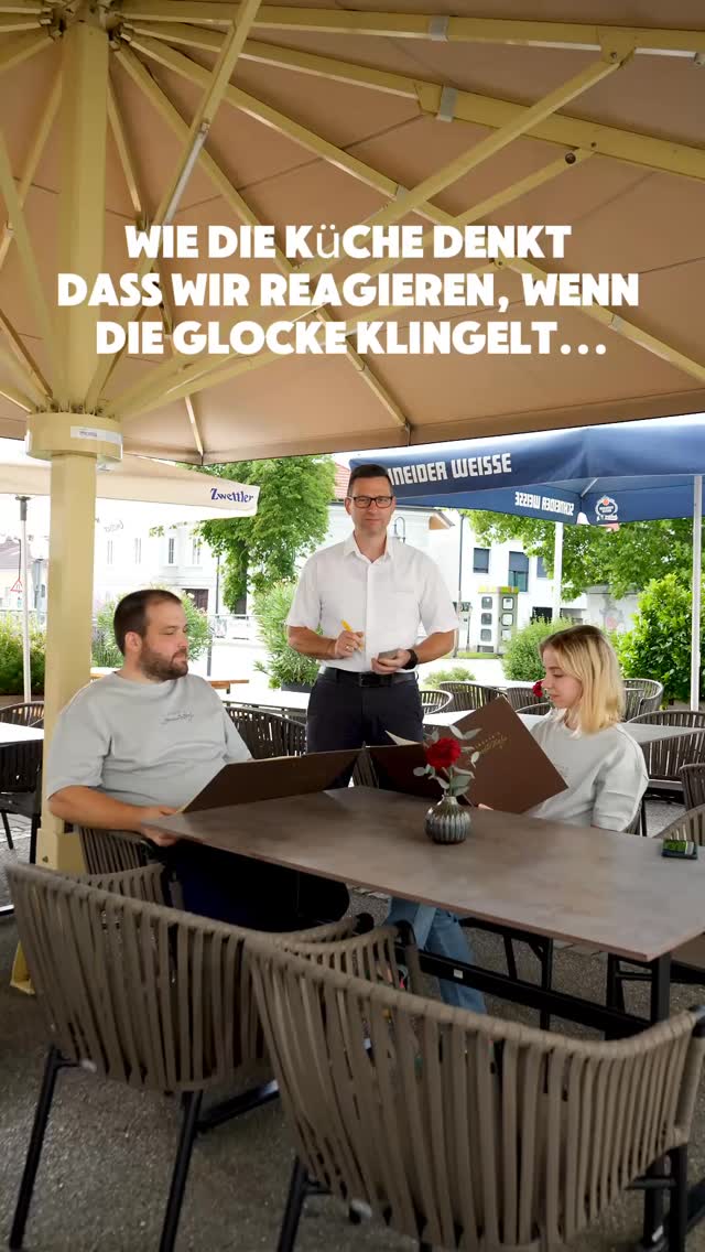 Wie die Küche denkt, dass das Service reagiert, wenn die Glocke läutet 👨🏻🍳🔔🍽️
Wer aus der Gastro kennt's? 😁
#spaß #funnyreels #strasserhof #gastrohumor #küche #serviceleben #wirtshaus #kamptal #eisenbockaufmehr #gutessen #familienbetrieb
📸 @die.content.macherin