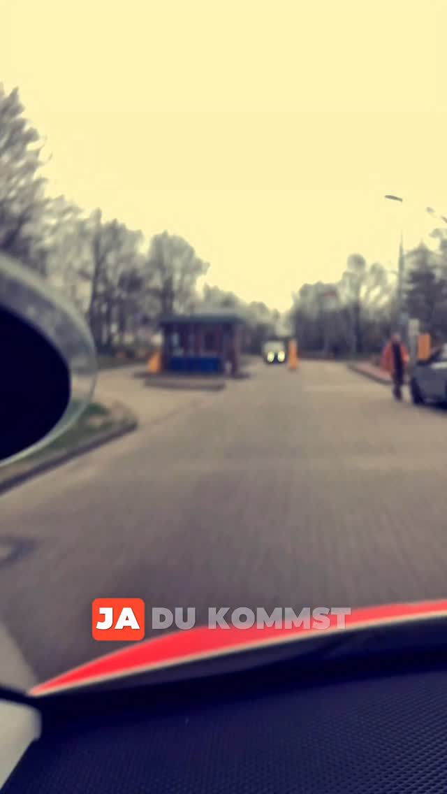 Mindset im Rettungsdienst – mehr als nur Maßnahmen 🚑🧠
Einsätze laufen. Der Funk ruft. Und wir funktionieren.
Aber wer fragt eigentlich: Wie geht’s dir wirklich?
Im Rettungsdienst sind wir Meister der Improvisation – doch oft vergessen wir, dass echte Stärke nicht nur in Maßnahmen, sondern in unserem Mindset liegt.
👉 Haltung.
👉 Miteinander.
👉 Resilienz.
Genau darum geht es in Tatütata – Das Mindset ist da:
Wir sprechen Klartext über das, was viele fühlen, aber kaum jemand ausspricht.
📘 Bücher & Leitfäden
📍 Coaching & Supervision
🏥 Fortbildungen – direkt bei dir an der Wache
📩 Schreib uns eine DM mit dem Stichwort „Veränderung“
👇 Und sag uns in den Kommentaren:
Was bedeutet Mindset im Rettungsdienst für dich?
🔁 Speichern, teilen & folgen: @rayani.rescue
Für mehr Haltung. Mehr Austausch. Mehr Entwicklung.
#rettungsdienst #112 #feuerwehr #rayanirescue