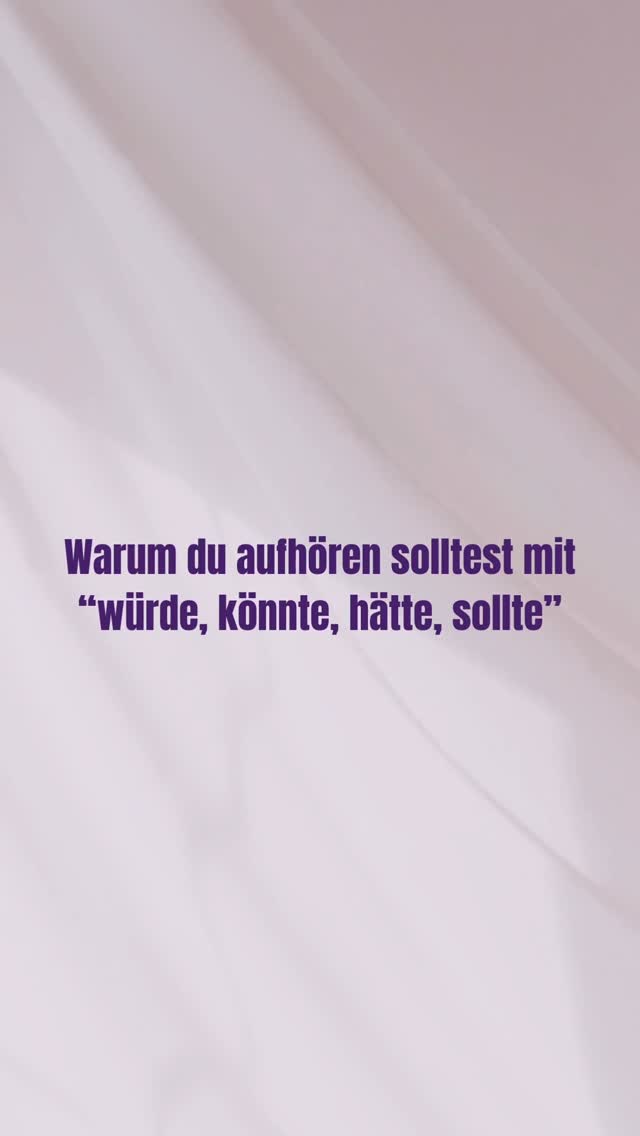 Hätte, könnte, sollte, würde…
Diese Wörter hören sich so harmlos an – aber in Wahrheit sind sie kleine Saboteure.
Denn jedes Mal, wenn du sagst ‚Ich hätte ja…‘ oder ‚Ich sollte mal…‘,
sendest du dir selbst die Botschaft:
➡️ Ich glaube nicht wirklich an mich.
➡️ Ich verschiebe mein Leben auf später.
Und genau DAS hält dich davon ab, loszugehen.
Meister Yoda hat es mal so schön gesagt:
👉 ‚Tu es – oder tu es nicht. Es gibt kein Versuchen.‘
Das bedeutet: Entweder du gehst für deine Träume los,
oder du entscheidest dich bewusst dagegen.
Aber hör auf, dich im Zwischenraum dieser Konjunktive zu verlieren.
Denn dein Leben verändert sich nicht durch ‚würde‘ oder ‚könnte‘.
Es verändert sich nur durch eins: TUN.
Also, was wirst DU heute wirklich tun? 💛“
Schreib in die Kommentare: Ich tue!“ ⬇️
#Gründerzeit
#machenstattreden
#selbstständigmachen