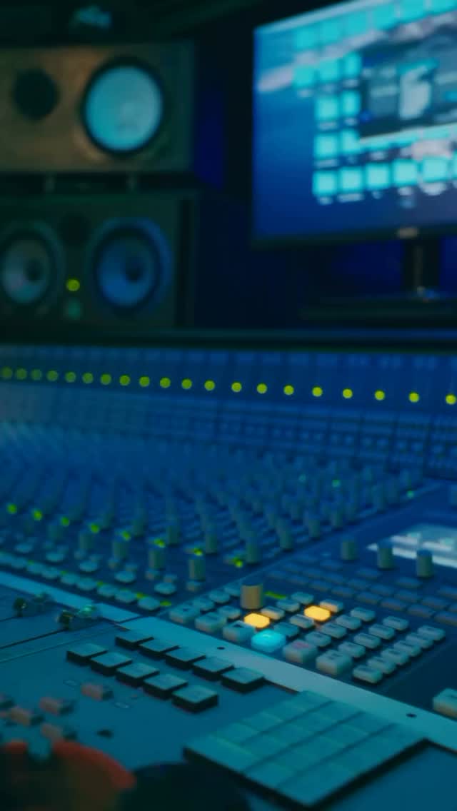 @sophiastoute previewing upcoming music recorded @mmmlabs ! 🔥🔥🔥
#MMMLabs #recordingstudios