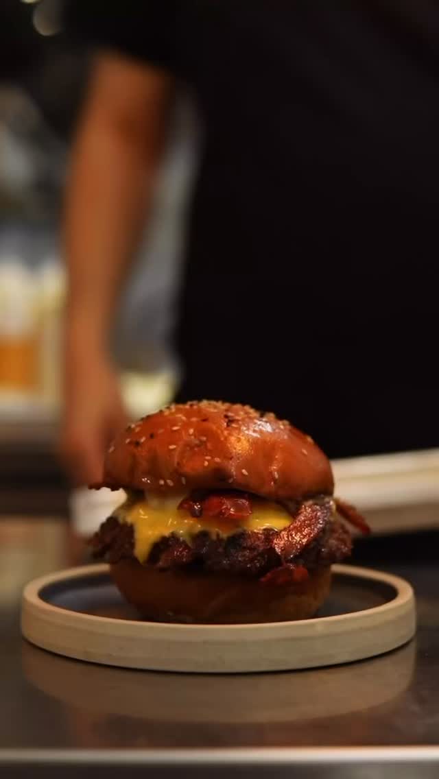 Taking you through one of our most popular burgers and something that’s been on our menu for 5 years now 🏆
Smiths classic - burnt butter miso mayonnaise, pickles, pickled onions, American cheese & bacon
We have seen a lot of imitation recently but if you want the real deal, then look no further 🫡
Also at @thebigfeastival
@katherinejwilliamscreative 🎥