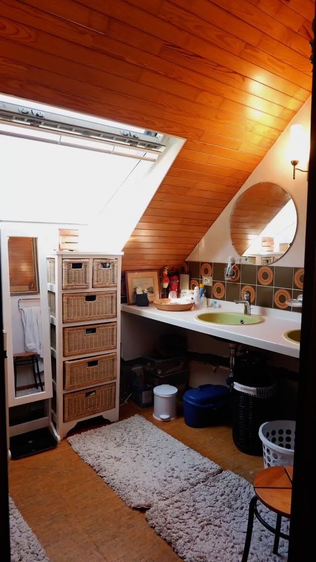 Ils rêvaient d’une douche… sans dire adieu à leur bain
Leur salle de bain était sous pente, avec peu de rangements et un espace mal optimisé.
Un vrai défi à relever.
Alors, j’ai tout repensé.
🔸Le bain a pris place sous le velux, pour profiter du ciel étoilé.✨
🔸Une douche vitrée a été imaginée pour apporter lumière et perspective.
🔸Un meuble sur mesure a trouvé sa place, avec même un coin dédié au panier à linge.
🔸Et le mur extérieur a été isolé, pour que leurs bains ne riment plus jamais avec carrelage glaciale. ❄️
🔸Les couleurs et les formes ont été choisies pour inviter au bien-être et à prendre soin de soi à chaque instant. 💆🏽♀️🛁
Aujourd’hui, leur salle de bain est plus pratique, plus lumineuse, plus accueillante…
Et tout cela, sans avoir poussé les murs ✨
—-
#architectedinterieur #architecteinterieur #rénovation #salledebainsderêve #salledebain #zelligemarocain