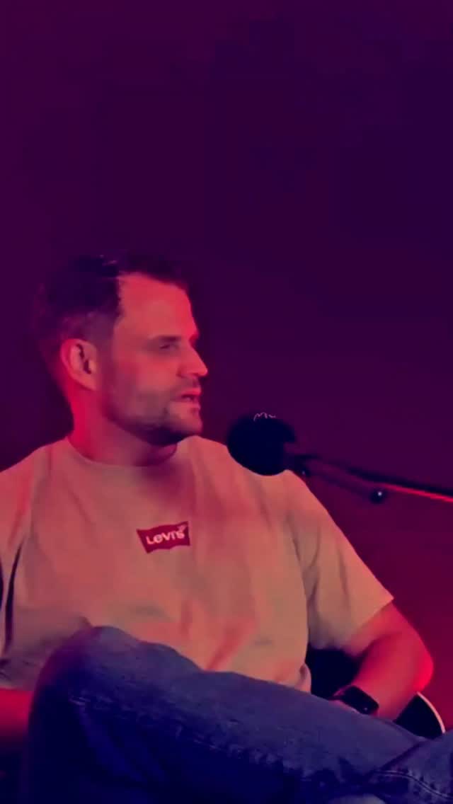 Mindset trifft Leitstelle – Klartext mit Oli 🚑📞
Rettungsdienst und Leitstelle – zwei Welten, ein Ziel.
Doch zu oft reden wir übereinander, statt miteinander.
Mit Oli, Brandamtsrat & Leiter der Leitstelle, sprechen Fee Pohlmann & Elias Rayani über:
🧠 Warum Mindset entscheidend für Zusammenarbeit ist
🤝 Wie Missverständnisse abgebaut werden können
⚡ Warum wir mehr Miteinander statt Gegeneinander brauchen
✨ Die neue Folge von Tatütata – Das Mindset ist da ist jetzt verfügbar!#rettungsdienst #112 #feuerwehr #rayanirescue