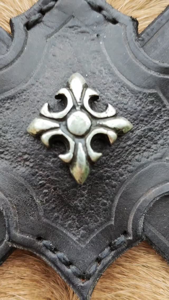 Atelier tuig in actie!
Kom gezellig met ons mee op wandeling 🥰
#atelierbyerica #leathercraft #horsetack #fjordhorse #demerodebossen #scherpenheuvel