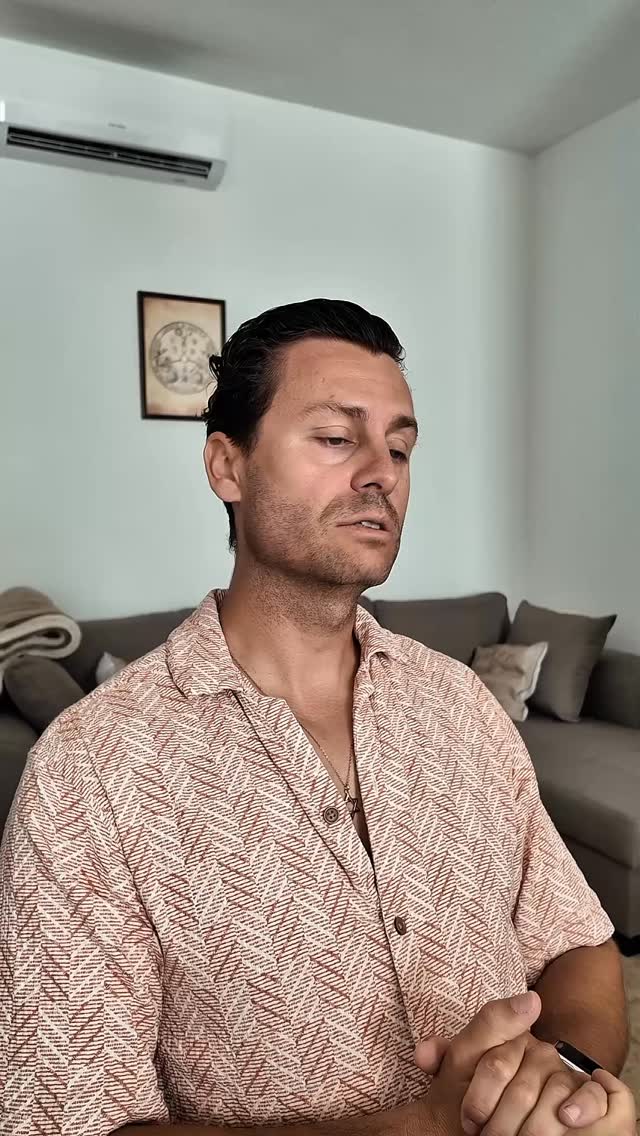 Extrait de cours de praticien en Hypnose
Le deuil symbolique : s’adapter aux changements dans nos relations et notre vie
Le deuil n’est pas toujours de perdre quelqu’un. Ça peut être un deuil symbolique. C’est la perte de quelque chose d’immatériel. Ça peut être perdre l’idée qu’on s’était fait de quelque chose. Un rêve entrepreneurial par exemple.
Et toi, c’est quoi le deuil symbolique le plus dur que tu aies eu à faire ?
#deuil #hypnose #formationhypnose #relationamoureuse #changement #acceptation