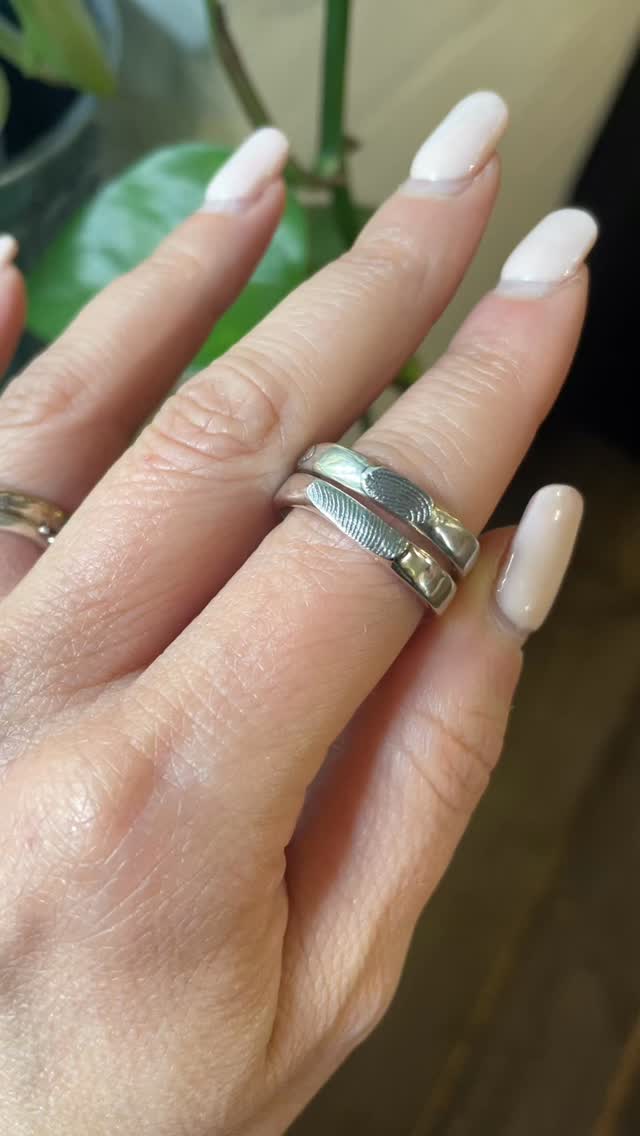 Fingerprint rings to remember someone you love - for your every day or your wedding day - available in silver or gold ✨available from @holly.co 💛
