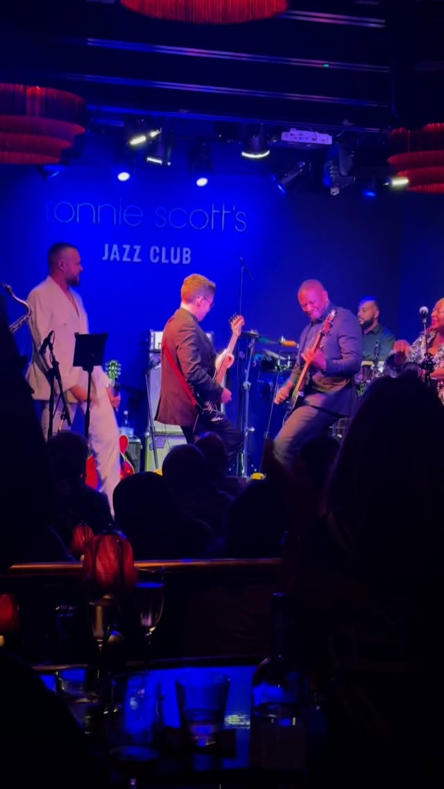 Duelling basses with @daynajfisher 🤺 Such a sick gig with @ashtonjones and this unbelievable band 🥵