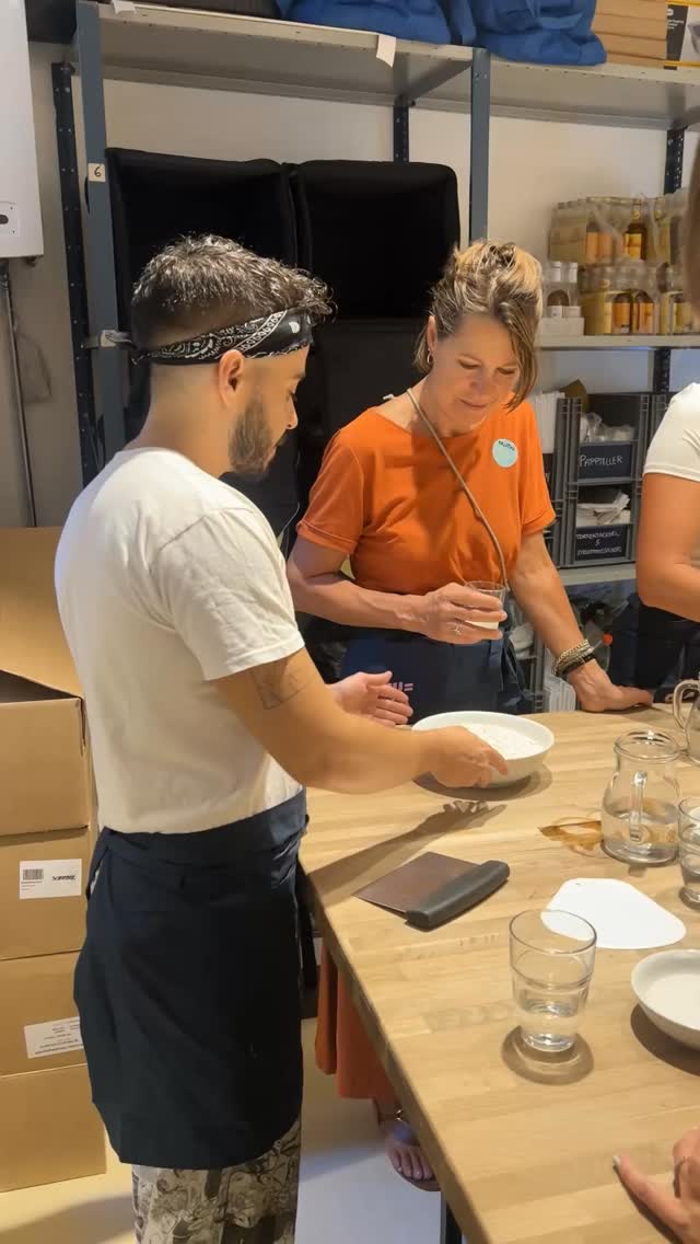 This is your call 📞🍕 Book your Pizza Workshop at Scuola Volante today – the perfect chance to create, bake & enjoy your own Neapolitan pizza in Vienna. Don’t miss it!
#scuolavolante #pizzaschool #pizza #thepizzaguy #discovolante #prontovolante #wien #vienna #pizzaworkshop #pizzaworkshops #foodie #pizzalovers #cookingschool #pizzatime #pizzaexperience #neapolitanpizza #authenticpizza #homemadepizza #createandbake #fromscratchwithlove