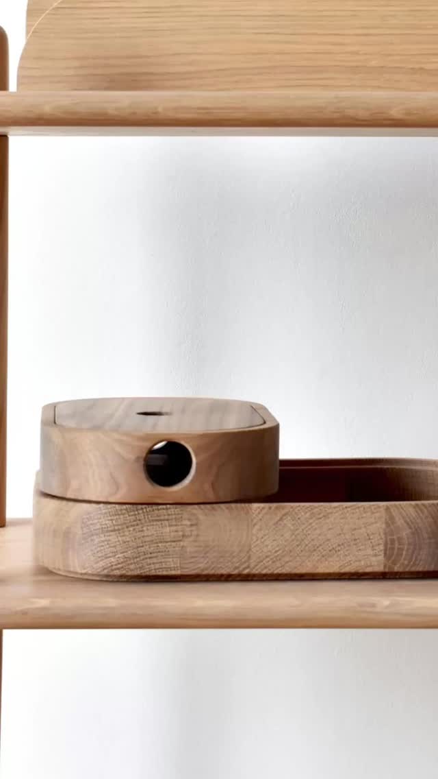 • regał @coto_kids •
Wykonany w 100% z certyfikowanego drewna dębowego, wykończony bezpiecznym olejowoskiem.
Dwie wysokości półek pozwalają dopasować go do aktualnych potrzeb - od pierwszych książeczek po poważne lektury i codzienne przedmioty. Obłe krawędzie i brak ostrych elementów gwarantują bezpieczeństwo w każdym wieku.
Minimalistyczny, solidny, stworzony na lata. PION to przestrzeń na eksponowanie historii Twojego życia.
#mebledrewniane #mebledladzieci #pokójdziecięcy #projektpokoju #projektwnętrz #naturalnewnętrza #naturalnemeble #slowdesign