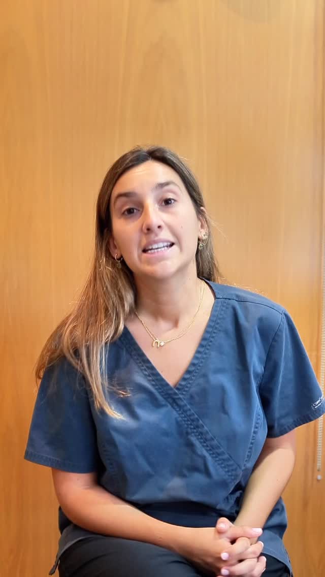 ❌ Error común:
“Si me sangran las encías, mejor dejo de usar hilo dental…”
El sangrado no es porque el hilo sea malo, sino porque tus encías están inflamadas.
Y precisamente usar el hilo dental ayuda a mejorar esa inflamación con el tiempo.
🦷 Encías que sangran = necesitan más cuidado, no menos.
💬 Cuéntanos: ¿tú usas hilo dental a diario?
#Periodoncia #EncíasSanas #MitosDentales #ClínicaTresserra #hilodental #encias #enciassangrantes