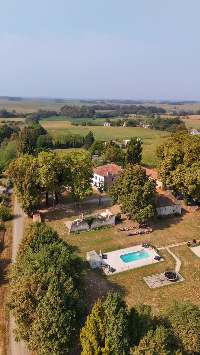 Big congratulations to Eileen & Morgan 💍✨
Their wedding in the south of France at the gorgeous Château Duviella was stunning… even in 40-degree heat! A beautiful celebration with family and friends from near and far.
I don’t do weddings professionally, but when I’m at a friend’s, I can’t help myself. That’s the beauty of phones… capturing small moments without anyone even realising, and editing them down quickly into something short and sweet. It means family and friends who couldn’t be there can still feel part of the day.