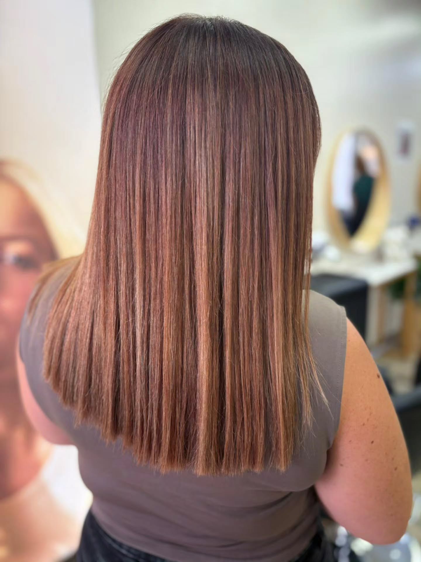 ✨ Transformation réussie ✨
Adieu le cuivré rouge, bonjour le ombré lumineux et naturel 🌸
Un avant/après qui change tout ➡️
💇♀️ Si vous aussi, vous avez envie de vous faire une nouvelle tête pour la rentrée, n’hésitez pas à prendre rendez-vous sur notre site 👉 www.espritcoiffure.fr
📍 L’Esprit Coiffure – Noyelles-Godault
#TransformationHair #OmbreHair #NouvelleTête #EspritCoiffure #NoyellesGodault