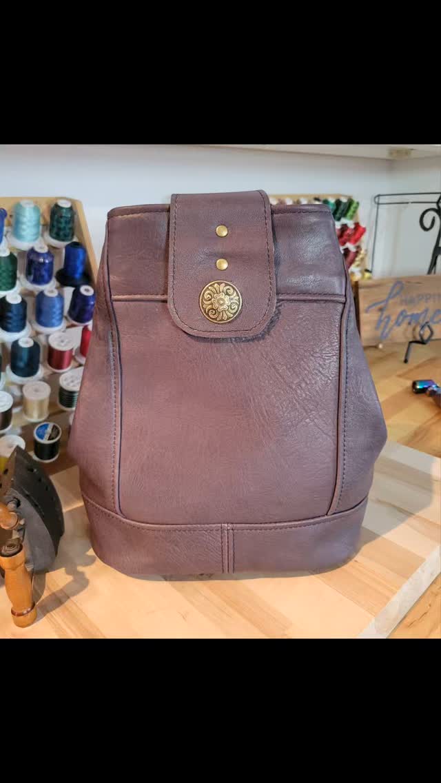 The Allybee pattern is from Simply Classic. Here, we have the classic bucket bag with a twist, a unique carrying strap that helps this bag be used as a sling as well. I made this bag using aged calfskin leather, antique brass hardware, and cotton interior. The exterior back has a slip pocket to secure your cellphone. This is a fairly large sling measuring 12H by 7D.
#simplyclassic #bucketbag #leatherbags #leatherbucketbag #leatherslingbag #carryeverything #stylishbag