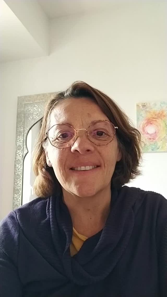 Aller, on se remet en route! Le chaman vient nous alerter sur la peur que nous avons de nous même, de notre lumière, de notre puissance et/ou de nos potentiels. Il est temps de sortir de l'ombre et de laisser vibrer tout ça, le monde à besoin de lumière, ne le privez pas de la vôtre parce que vous avez peur ou que vous n'osez pas. (J'entends bien ce message aussi pour moi ahaha !)
On y va, tambour battant, on dépasse nos peurs et on sort du bois!
Belle semaine!
#connaissancedesoi i #archetypes #ame #energetique #oracle #ombreetlumiere #emotions