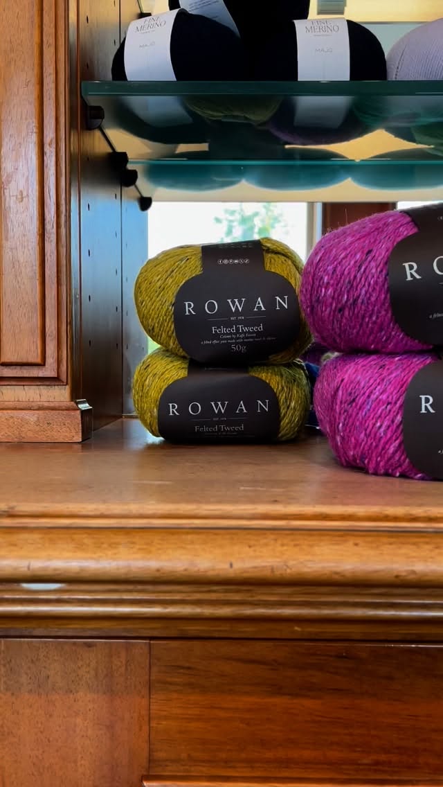 Felted Tweed
Der Rowan-Liebling präsentiert sich in dieser Saison in exklusiven Farben.
Gemeinsam mit Kaffe Fassett entstand eine Special Edition – und ich behaupte: Viel knalliger geht es kaum!
Übrigens: Die Lauflänge passt perfekt zur Fine Merino von Majo. Ideal für alle, die von leuchtenden Streifen träumen.
Jetzt bleibt nur noch die Frage: Soll es Pink werden oder doch lieber Grün?
#fibreatelier
#rowanyarns
#rowanfeltedtweed
#rowanfeltedtweedkaffefassett