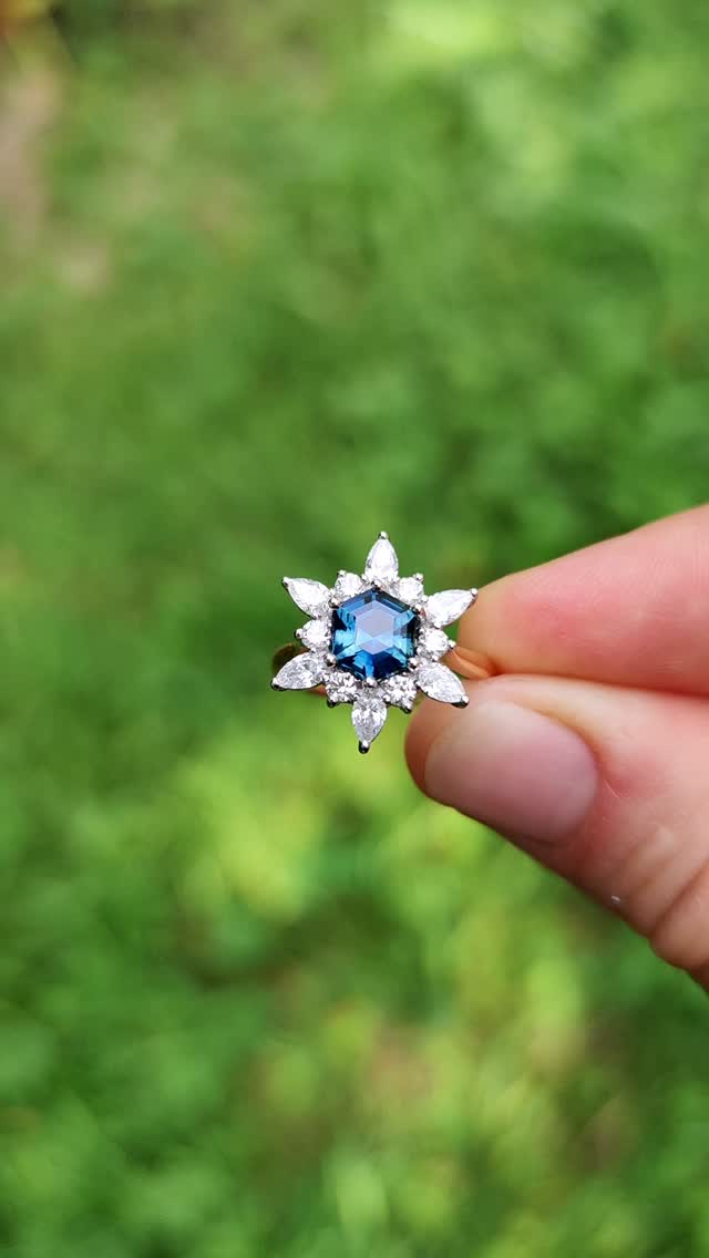 A very special bespoke engagement ring with one of the most amazing peacock sapphires I've come across 💙🦚🤍
I'm doing very limited bespoke commissions at the moment but this one was too good not to share!