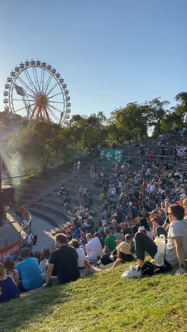 Eure letzte Chance für eins DER Gratis-Events des Münchner Sommers 🥰
Noch bis Sonntag könnt ihr beim Theatron Musiksommer jeden Abend Live-Acts auf der Open Air Bühne am Olympiasee erleben 🎵
Um den Sommerabend (zumindest ab Freitag wieder 😅🌧️) perfekt zu machen, bringt euer eigenes Picknick mit und macht es euch beim Zuhören auf eurer Picknickdecke gemütlich 😊 Oder ihr dreht noch eine Runde übers Sommerfestival gleich nebenan! 🎡
📅 Noch bis Sonntag, 24.8.
⏰ Täglich ab 19 Uhr
📍Olympiapark, Theatron Seebühne
@theatron_muenchen