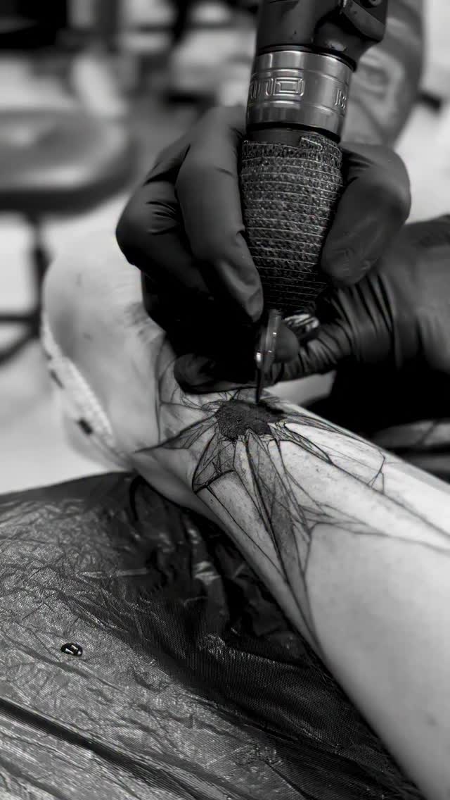 Vom 22.–27. September 2025 ist Daniele bei uns zu Gast.
Bekannt ist er unter anderem für seine Broken Glass Tattoos.
Meldet euch gerne mit Ideen.
@danieleillcane
@barber_dts
@barberdts_de
#tattoo
#tattookarlsruhe
#tattooed
#tattoos