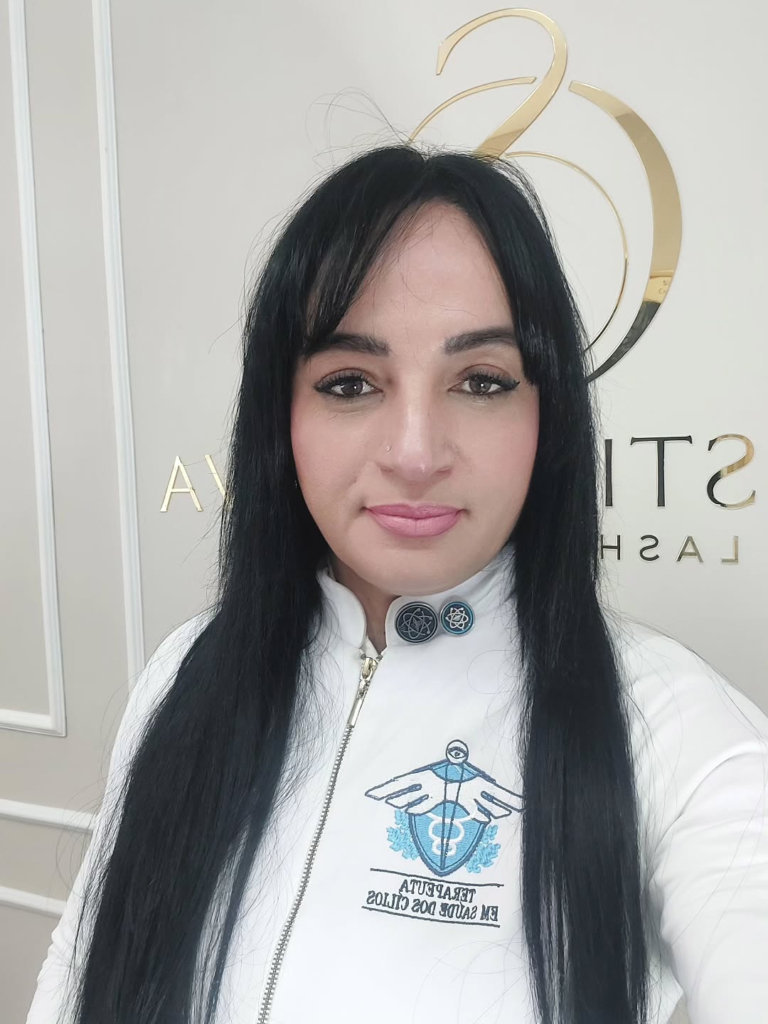 ✨ O que é a Lashterapia?
É um protocolo exclusivo de cuidados preventivos e terapêuticos para os cílios naturais, desenvolvido para preservar a saúde dos fios antes, durante e após a aplicação de extensões.
Ela não é apenas sobre colocar cílios, mas sim sobre cuidar de cada olhar de forma única.
Com análise individual, higienização, equipamentos específicos e produtos exclusivos, a Lashterapia fortalece os fios, protege a região ocular e garante retenção com segurança.
📌 O resultado?
Cílios mais fortes, extensões mais duradouras e um atendimento que une ciência, técnica e amor pelo que faço.
@ontopbrazil
#LashTerapiaSP #EstéticaSP #BelezaSP #profissionaisdasaúde #ontopbrazil
#JardimBonfiglioli #lashterapeuta