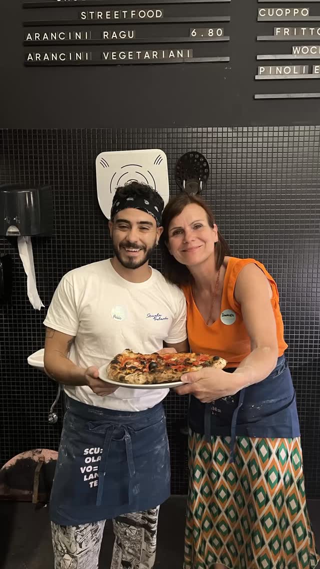 One of the best feelings at Scuola Volante? ✨ Seeing our guests hold their very own pizza at the end of the workshop – with a big, proud smile on their face. 🍕💛
#scuolavolante #pizzaschool #pizza #thepizzaguy #discovolante #prontovolante #wien #vienna #pizzaworkshop #pizzaworkshops #foodie #pizzalovers #cookingschool #pizzatime #pizzaexperience #neapolitanpizza #authenticpizza #homemadepizza #createandbake #fromscratchwithlove
