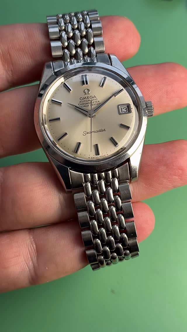 Available! We are pleased to offer this exceptional, freshly serviced 1969 Chronometer Omega Seamaster, crafted in stainless steel. It is reference 168.024, the Chronometer version of the reference 166010. Complete with its original Beads of Rice bracelet, this vintage timepiece is a true testament to timeless elegance. Presented in original, unpolished condition, it proudly showcases its authentic charm and history. A piece of Omega history that wears its age with absolute elegance.
Available now, link in bio to make it yours. #watchforsale #OmegaSeamaster #VintageOmega #Chronometer #VintageWatchCollectors #Omega168024 #VintageSeamaster #BeadsOfRiceBracelet #SwissWatchmaking #WatchCollectors #AutomaticWatch #MensStyle #UnpolishedCase #1960sStyle #ClassicDesign #WristWatchCheck #WatchFam #VintageChronometer #CollectibleWatches #TempoPrima