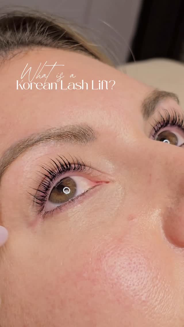 "What is a Korean Lash Lift??"
🤓 It’s a glue-free technique that uses a gentler Step 1 solution to soften the disulphide bonds in the lash hair.
This means no traditional adhesive is needed — avoiding the difficulties it can cause or the barrier it sometimes creates.
🙌 This means that the solution can be applied from root to tip for a bigger, longer lasting curl.
🌿 A conditioning Step restores moisture and strength to the lashes after the chemical process, leaving them glossy and less prone to dryness or breakage.
#koreanlashlift #lashlift