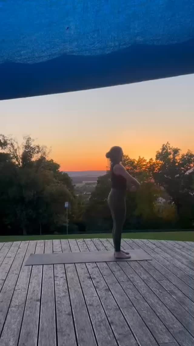 Flow unter freiem Himmel 🌿☀️
Yoga ist mehr als Bewegung.
Es ist deine Zeit für dich.
Draußen zu fließen bedeutet: tief atmen, Stress loslassen, neue Energie tanken.
Dein Körper wird stärker,
dein Geist klarer, dein Herz wärmer.
Nimm dir den Moment.
Du bist wertvoll und einzigartig.
#yoga #yogaliebe #yogaphotography #yogadraußen #outdoorliebe #achtsamkeit #donauries #liebe #körperbewusstsein