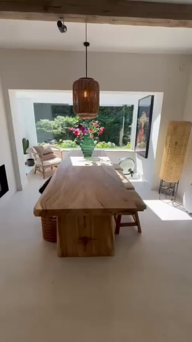 Van ontwerp tot realisatie in samenwerking met aannemer, deze villa omgetoverd tot een zee van rust & harmonie. Zeer trots op dit project en de lieve bewoners zijn uiterst tevreden 🙏🏽. Van maatwerk keuken & vloeren totaan de bedden, badkamers en kasten aan toe mochten wij maken. Dikke pluim voor iedereen 🙏🏽