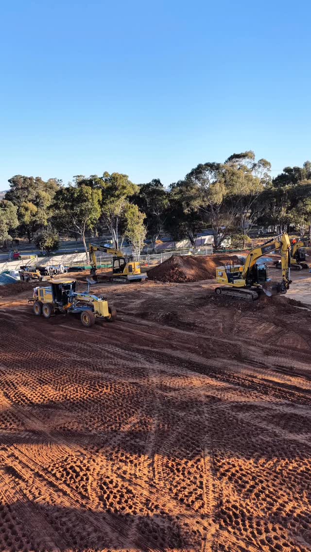With majority of our 1200 SW main now in the ground, bulk earthworks are well under way in Watson. In conjunction with these works, our in house hydraulics crew are beginning some of the external stormwater and sewer works. Good weather and an even better team working like clockwork 🕰️ 💪🏽