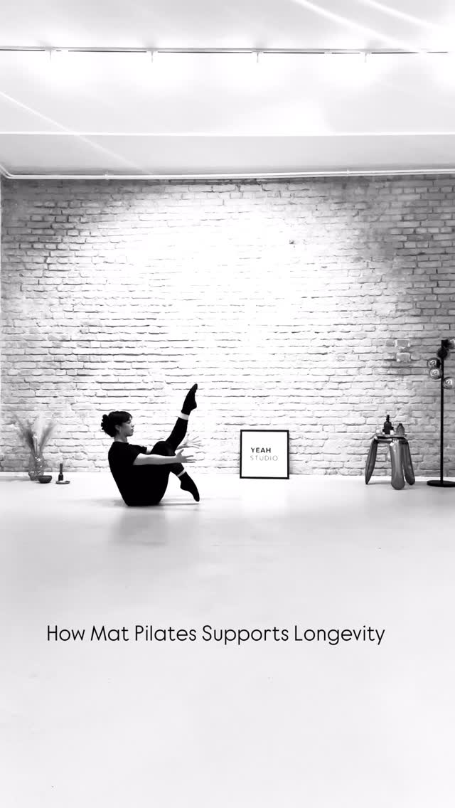 with pilates, your core becomes your superpower – boosting posture, balance, and strength so you move through everyday life with ease, energy, and confidence. Ciao back pain.
#pilates #core #posture #longevity #pilatesisforeverybody #yeahstudio.berlin #yeah #strong