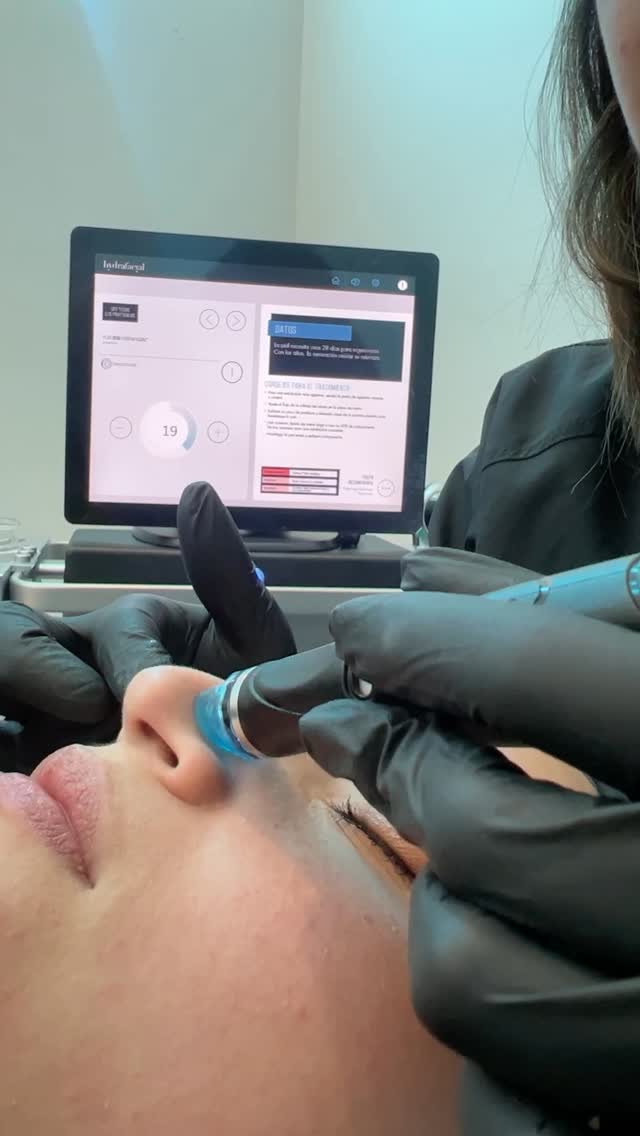 Cuando tu piel pide un cambio, la respuesta está en un lugar único✨
En el corazón de Bogotá, en Club Ser, vive la experiencia Hydrafacial: un tratamiento de lujo que renueva, hidrata y revela la mejor versión de tu piel.
Más que un procedimiento, es un ritual de bienestar en un espacio creado para ti.
Club Ser, donde la salud y la belleza se encuentran. Para más información o agendar tu cita comunícate al link de nuestra biografía o visítanos en Bogotá📍en la Autopista Norte # 114-44 tercer piso