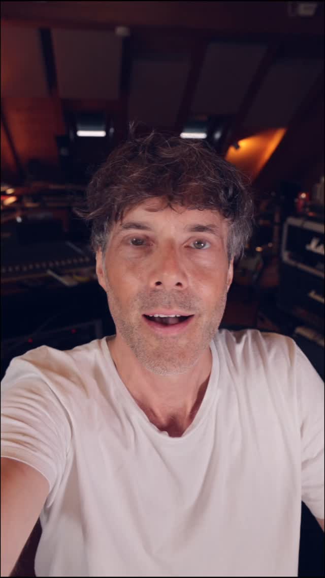 BUBBLE (pur), mein Album erwacht neu!
Akustische Gitarren, Stimme und ganz viel Freude am akustischen, handgemachten musizieren!
Heute erscheint „Alles chönnt au andersch sii - pur“ und am 12. September kommt dann das ganze Album.
Mein letztes Album BUBBLE war für mich eine spannende Reise – geprägt von Sounds, Beats und elektronischen Elementen. Mit der Zeit habe ich gemerkt, dass diese Lieder auch eine andere Seite haben, die nach einem schlichteren, akustischen Ausdruck verlangt.
So ist BUBBLE (pur) entstanden: Eine Neuaufnahme des Albums, ohne Elektronik, nur mit akustischen Gitarren in unterschiedlichen Klangfarben – von feinem Fingerpicking bis hin zu Arrangements mit Dobro, Baritongitarre, Nashville-Stimmung und mehrstimmigem Gesang.
Im Mittelpunkt stehen die Texte, die Stimme und die Freude am Spielen.
Es bedeutet mir viel dies mit Euch zu teilen!
Love
Adrian
#newrealease
#alleschönntauanderschsii
#bubblepur
#akustik
#handmade #handgmacht
#guitarist