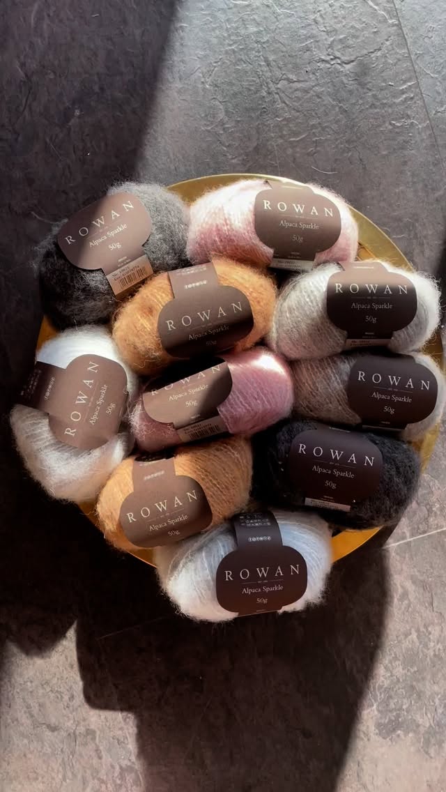 ✨ Alpaca Sparkle ✨
Die neueste Kreation von Rowan – perfekt für die kleine Dosis Bling Bling 😉
Schön subtil und butterweich.
Das Garn ist eine Mischung aus Alpaka, Wolle und Baumwolle – mit der einen oder anderen Paillette dazwischen. ✨🧶
Passend dazu gibt’s auch ein Heft voller toller Ideen.
Jetzt die große Frage:
👉 Was würdet ihr daraus stricken?
Freue mich auf eure Kommentare 💕