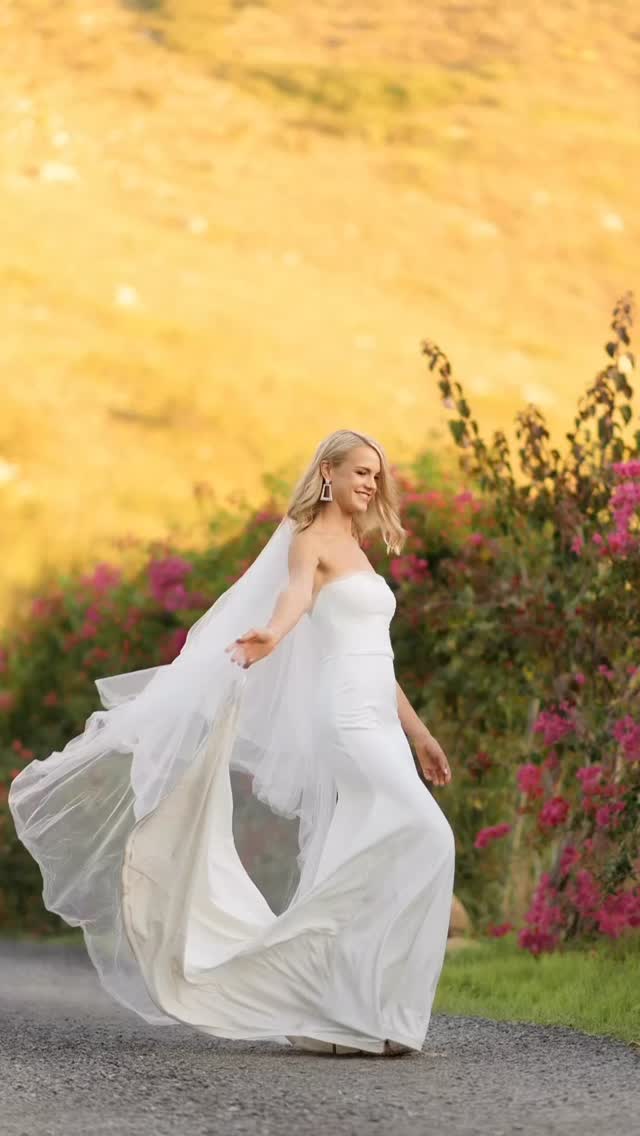 Bride Tips
⚡️hold your bouquet belly button low.
Too high blocks your dress. Low= elegant and relaxed
⚡️pause halfway down the aisle.
Look around. Lock eyes with your partner. Take a breath.
That’s your moment. Own it!!
#oliverock
#outdoorwedding #gardenwedding #fairylights #destinationwedding #riverwedding #bestweddingfood
@mattcarrphotography
@fabevents.cape
@olive_rock_venue
@saweddings
@tulbagh